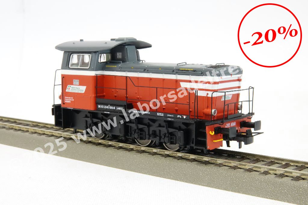 Locomotiva diesel da manovra FS Mercitalia Shunting & Terminal D 245, livrea rosso/grigio con fasci bianca, logo Mercitalia, epoca VI