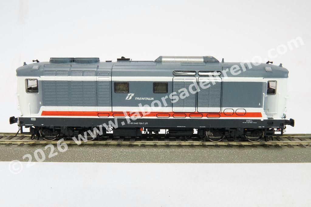 Locomotiva diesel FS Trenitalia D 445 1126 di 3° Serie, livrea Intercity Sun bianco/grigia con fascia rossa, logo Trenitalia, epocaVI