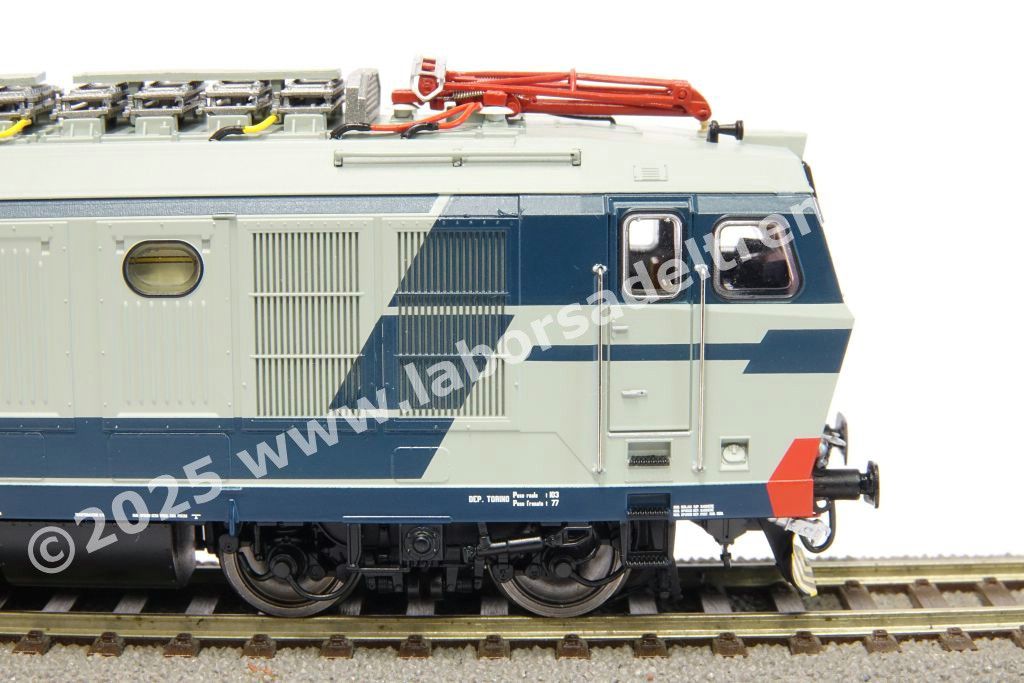Locomotiva elettrica FS E 633 046 con pantografi Faveley, livrea di origine, grigio perla/blu orientale, logo TV, ep. IV/V