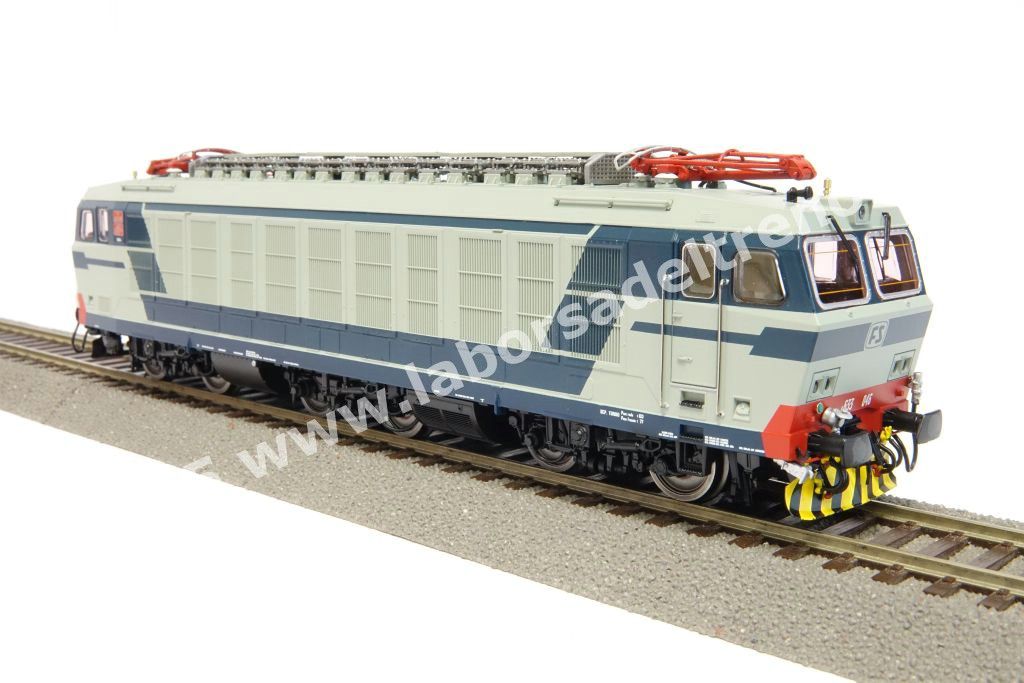 Locomotiva elettrica FS E 633 046 con pantografi Faveley, livrea di origine, grigio perla/blu orientale, logo TV, ep. IV/V