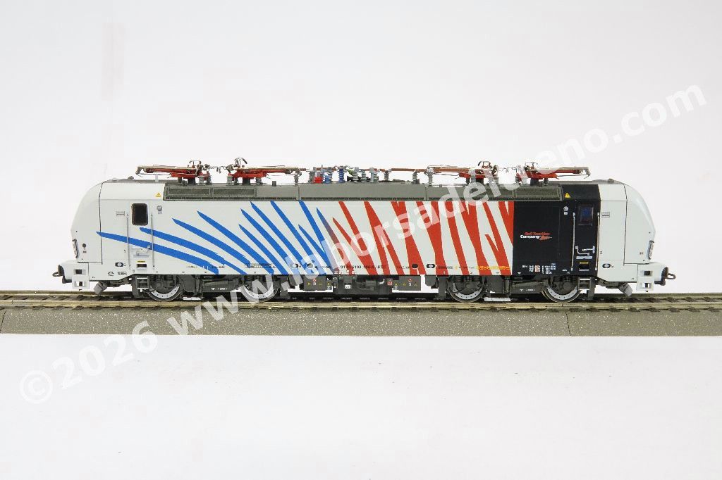 Locomotiva elettrica FS RTC (RailTractionCompany) Br 193 996, abilitata al servizio tra talia-Austria-Germania e molti paesi dell'este Europa, livrea Zebrata blu/rossa, logo RTC, epoca VI