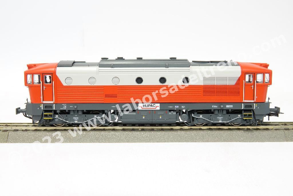 Locomotiva diesel pesante HUPAC D 753, livrea rosso/bianca telaio grigio scuro, epoca VI