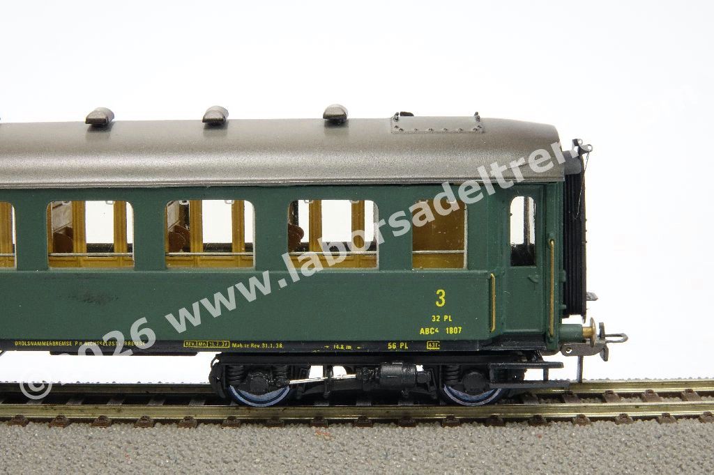 Carrozza a carrelli tipo Stahlwagen di 1a/2a/3a cl. SBB, livrea verde, logo a scudo, ep. III - Ill.ne interna con sistema CA
