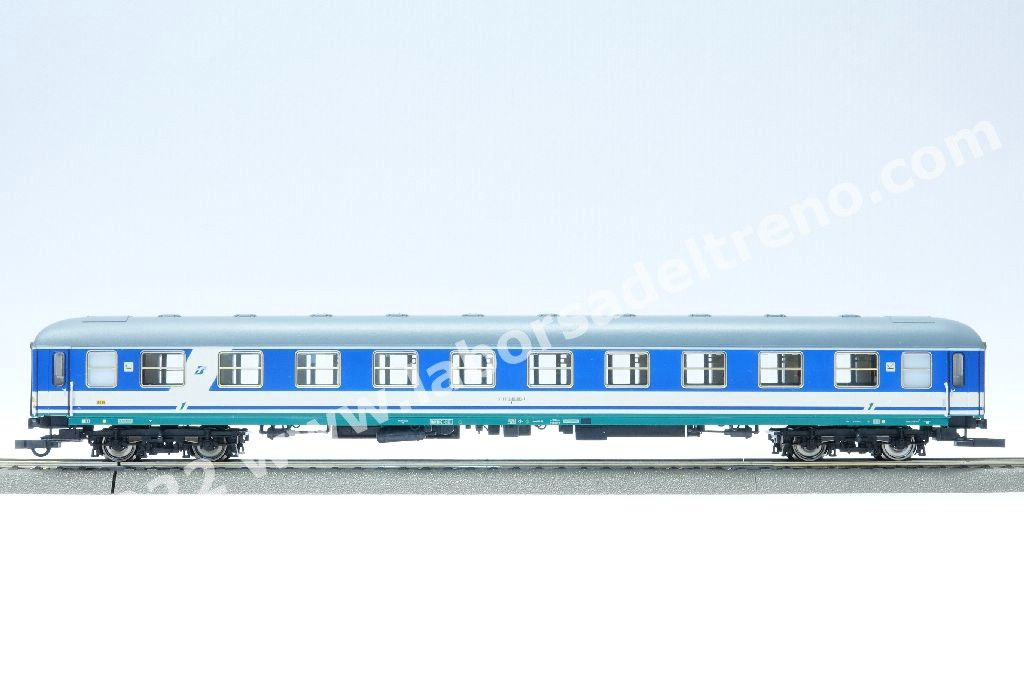 Carrozza tipo X di 1a cl. FS, livrea XMPR PAX con fascia blu sui finestrini, logo Trenitalia, carrelli MD50, ep. V