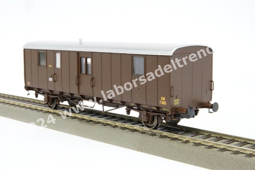 Set 'Treno Corbellini' delle FS Italia a tre elementi composto da un postale tipo UM 70000 e due 2° cl. tipo Corbellini, livrea castano/isabella, epoca III