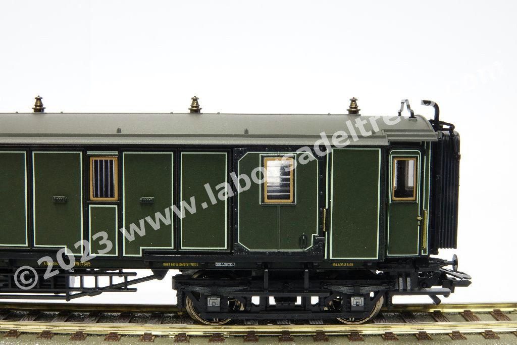 Convoglio 'Bavarian Express' delle K.Bay.Sts.B con vaporiera S 3/6 'Hochhaxige', tre carrozze di 3° cl., una mista di 1°/2° cl. E un bagagliaio in livrea crema/verde, epoca I - MFX Digital Sound