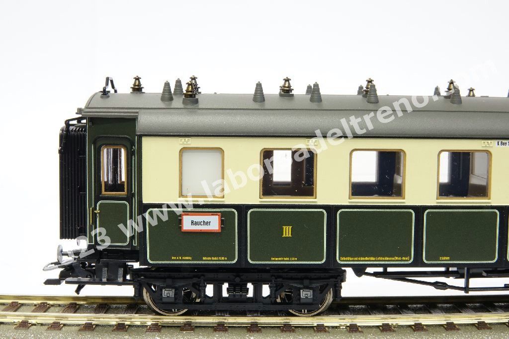 Convoglio 'Bavarian Express' delle K.Bay.Sts.B con vaporiera S 3/6 'Hochhaxige', tre carrozze di 3° cl., una mista di 1°/2° cl. E un bagagliaio in livrea crema/verde, epoca I - MFX Digital Sound