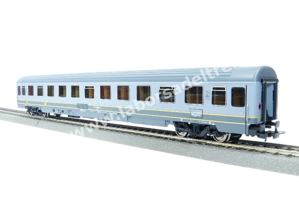 Set tre carrozze a scompartimenti FS tipo Eurofima, una 1° cl e due 2° cl., livrea bigrigio con filetti gialli, logo XMPR, epoca V
