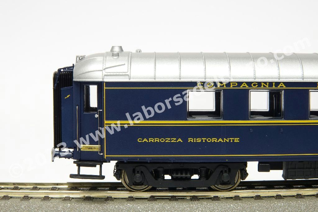 Carrozza ristorante CIWL tipo 1925R 'Pistoiesi', costruzione reggiane, affidata al parco FS, carrelli di origine PP, logo CIWL, livrea blu con tetto argento, epoca IV