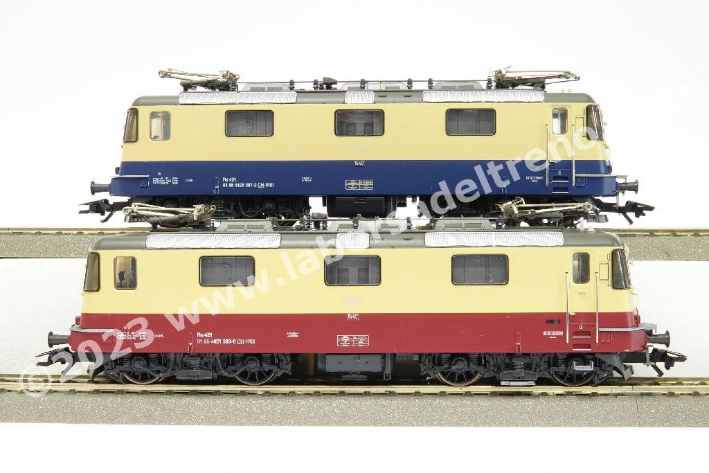 Coppia locomotive elettriche SBB IRSI 'International Rolling Stock Investment GmbH) Re 421 abilitate a circolare in Svizzera e Germania, una in livrea 'TEE' rosso/crema e una in livrea 'Rheingold' blu/crema, epoca VI - MFX Digital Sound
