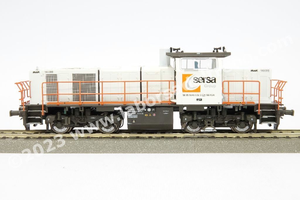 Locomotiva diesel SBB Sersa Am 845 002 (ex AM842) livrea bianca con mancorrenti arancioni, logo Sersa, epoca VI