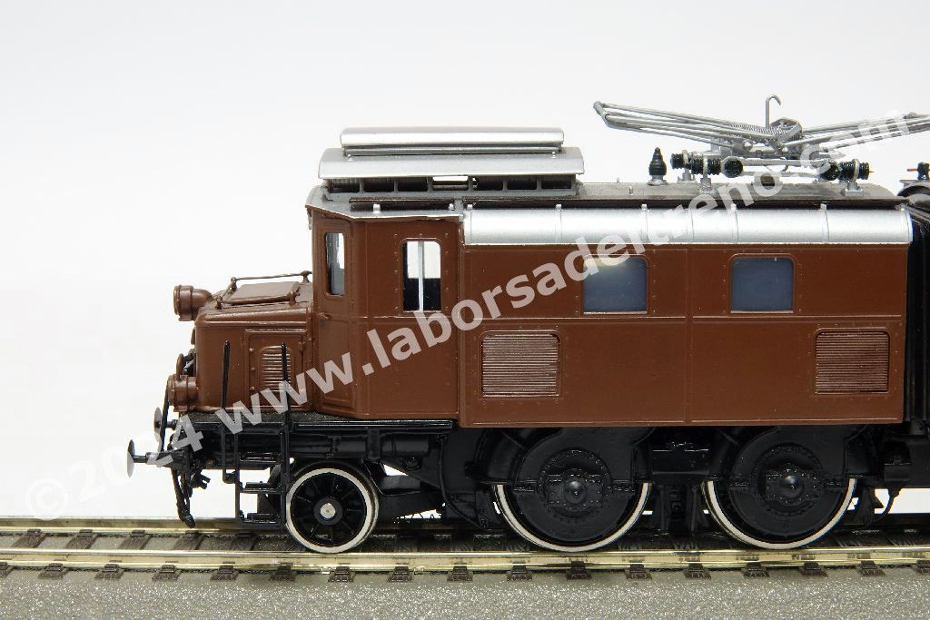 Locomotiva elettrica SBB Ae 4/8 11000, trasmissione Buchli e Tschanz, livrea marrone con telaio nero, epoca II/III