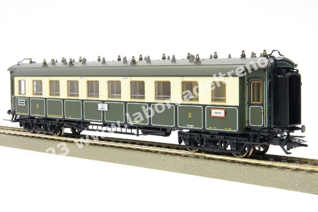 Convoglio 'Bavarian Express' delle K.Bay.Sts.B con vaporiera S 3/6 'Hochhaxige', tre carrozze di 3° cl., una mista di 1°/2° cl. E un bagagliaio in livrea crema/verde, epoca I - MFX Digital Sound