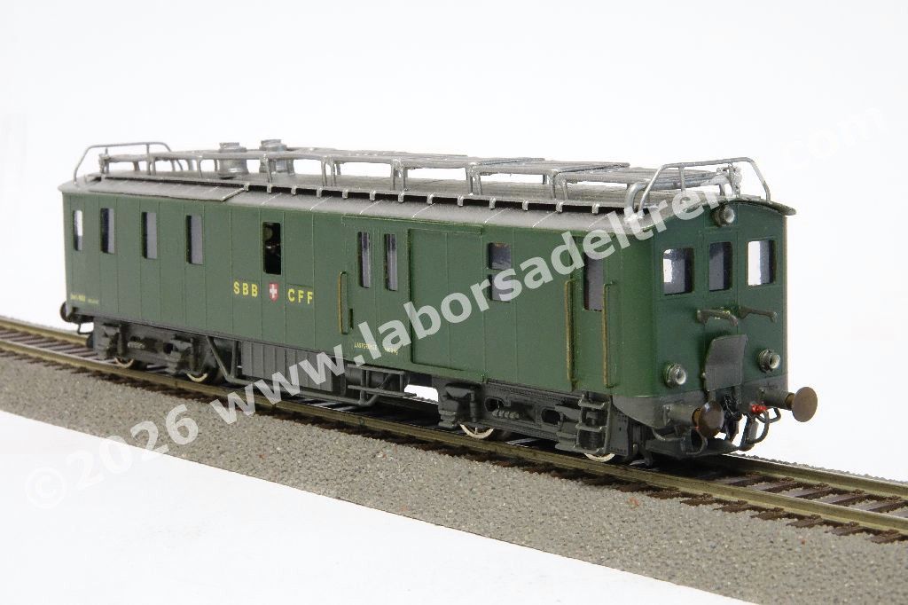 Automotrice diesel con comparto bagagli De 2/4 delle SBB, livrea verde con logo a scudo, ep. III