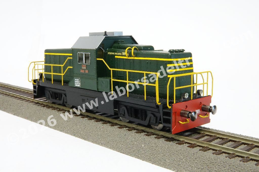 Loco diesel pesante da manovra D 143 3001 'Truman' delle FS livrea verde con fasce gialle, Dep. Milano, ep. III/IV - realizzazione in ottone con teca espositiva