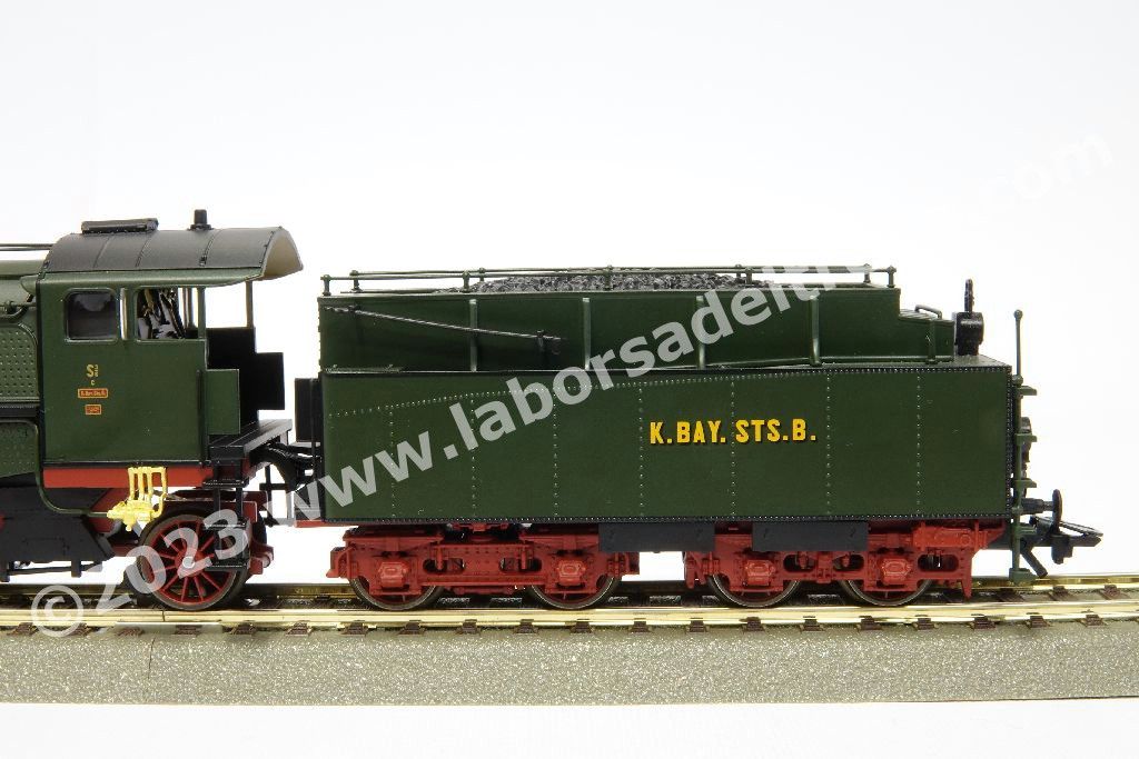 Convoglio 'Bavarian Express' delle K.Bay.Sts.B con vaporiera S 3/6 'Hochhaxige', tre carrozze di 3° cl., una mista di 1°/2° cl. E un bagagliaio in livrea crema/verde, epoca I - MFX Digital Sound