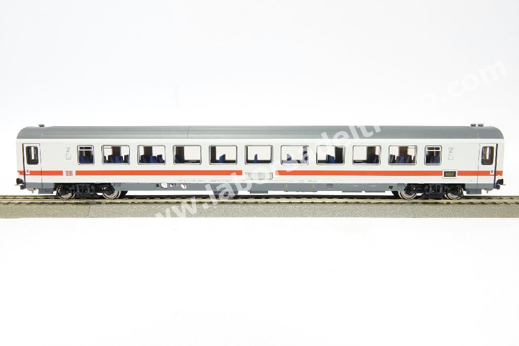Carrozza passeggeri a scompartimenti DB AG tipo Bpmz 284 di 2° cl., livrea IC, logo DB AG, epoca VI