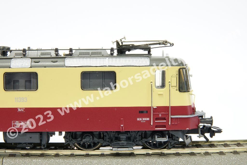 Coppia locomotive elettriche SBB IRSI 'International Rolling Stock Investment GmbH) Re 421 abilitate a circolare in Svizzera e Germania, una in livrea 'TEE' rosso/crema e una in livrea 'Rheingold' blu/crema, epoca VI - MFX Digital Sound