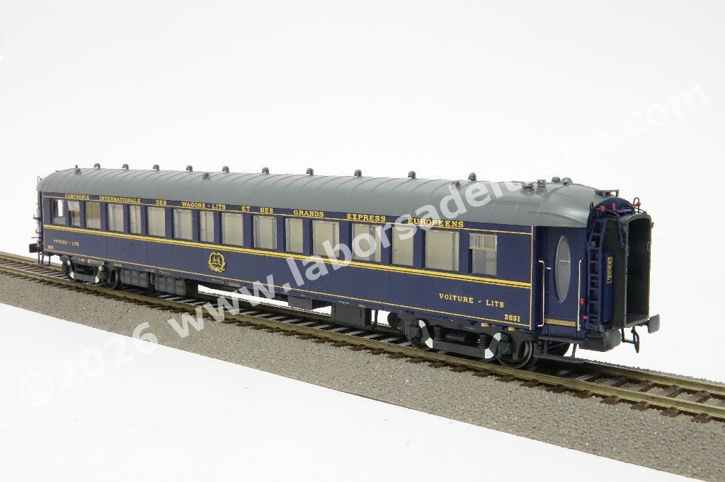 Carrozza letti CIWL tipo Lx 20, EIC, carrelli di origine, livrea blu tetto grigio, logo CIWL in rilievo, epoca III