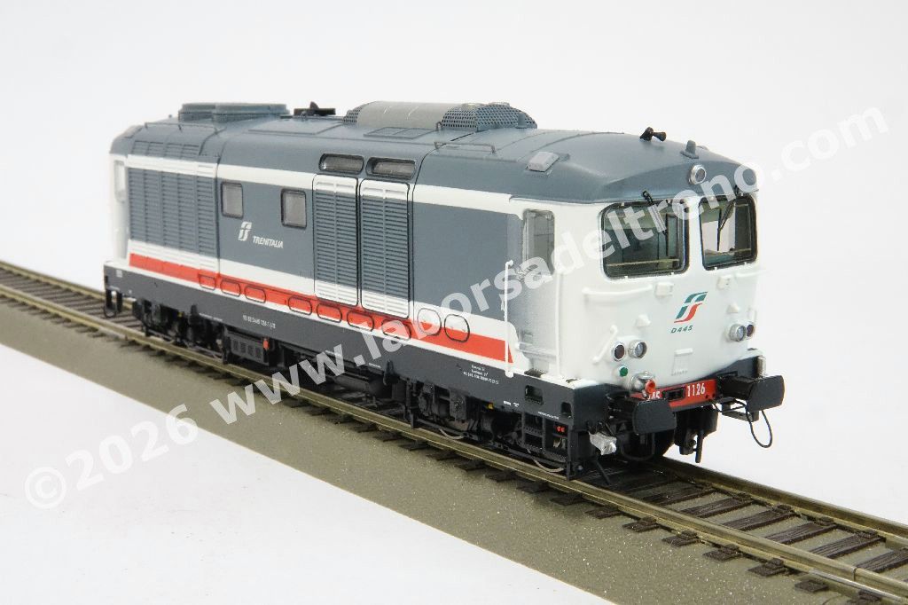 Locomotiva diesel FS Trenitalia D 445 1126 di 3° Serie, livrea Intercity Sun bianco/grigia con fascia rossa, logo Trenitalia, epocaVI