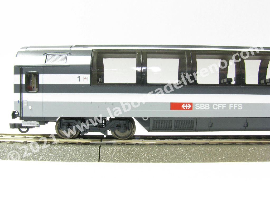 Carrozza passeggeri panoramica a carrelli SBB tipo EC di 1° classe n° 104-4, livrea bigrigio, logo nuovo, epoca V