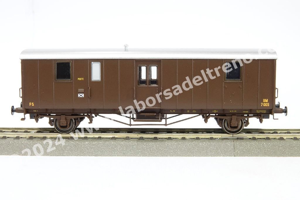Set 'Treno Corbellini' delle FS Italia a tre elementi composto da un postale tipo UM 70000 e due 2° cl. tipo Corbellini, livrea castano/isabella, epoca III