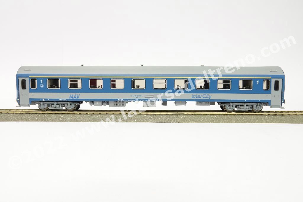 Set Intercity MAV, con una 1a cl. Apee, una 2a cl. Bpee e una ristorante tipo Bautzen, livrea IC, ep. V/VI