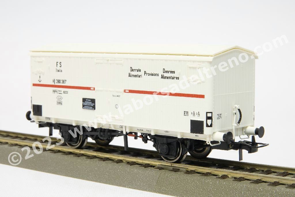Set 3 carri refrigerati FS Italia tipo Hgb a sagoma Inglese, uno con garitta del frenatore, livrea bianca con fascia rossa, epoca III