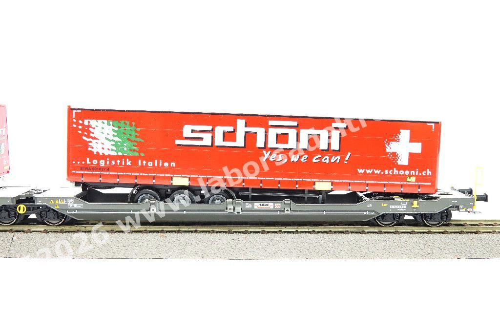 Carro intermodale bi-modulo SBB HUPAC tipo T3000e, telaio grigio scuro, caricato con due semirimorchi 'Schoni', epoca VI
