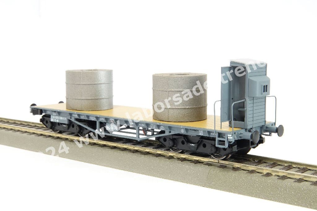 Set tre carri pianali a carrelli FS tipo R per trasporto rotoli di lamiere, uno con garitta, con carico di coils, livrea grigia, epoca IV