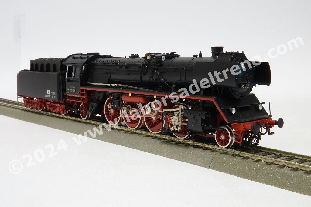 Locomotiva a vapore DR Br 22 028 Reko, tender a carbone, parafumi Witte, epoca III