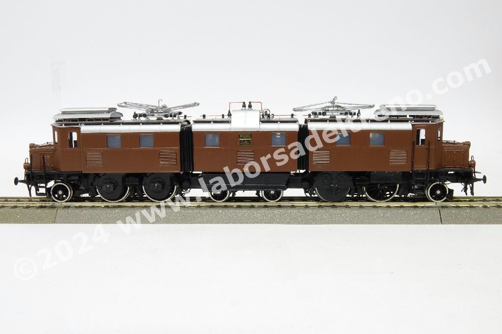 Locomotiva elettrica SBB Ae 4/8 11000, trasmissione Buchli e Tschanz, livrea marrone con telaio nero, epoca II/III