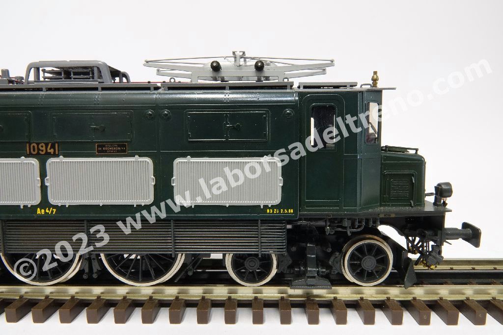 Locomotiva elettrica SBB Ae 4/7 10941 di 2° serie con avancorpi con griglie di areazione sperimentali, livrea verde, epoca III