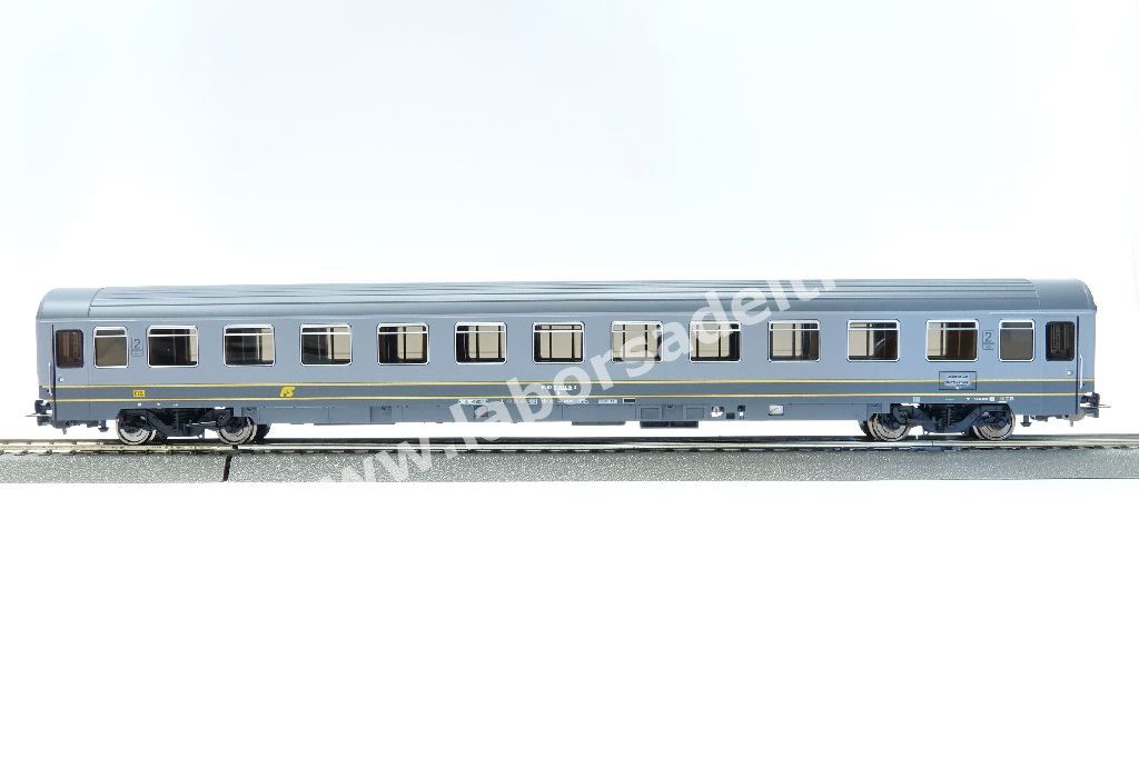 Set tre carrozze a scompartimenti FS tipo Eurofima, una 1° cl e due 2° cl., livrea bigrigio con filetti gialli, logo XMPR, epoca V
