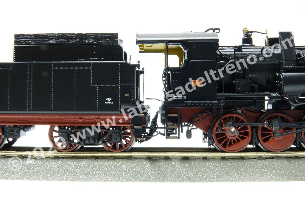 Locomotiva a vapore FS Gr 743 390, fanali elettrici, tender a carrelli, epoca III/IV