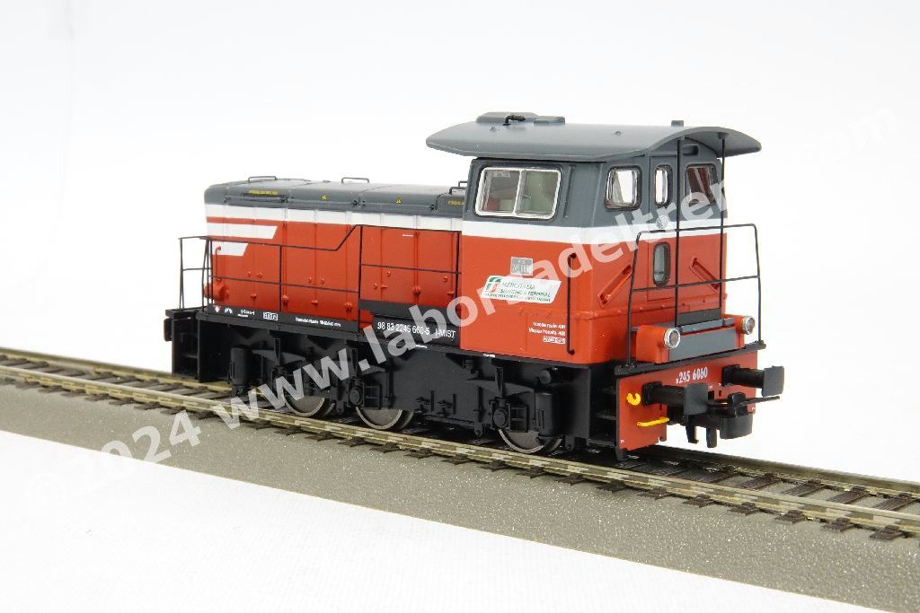 Locomotiva diesel da manovra FS Mercitalia Shunting & Terminal D 245, livrea rosso/grigio con fasci bianca, logo Mercitalia, epoca VI