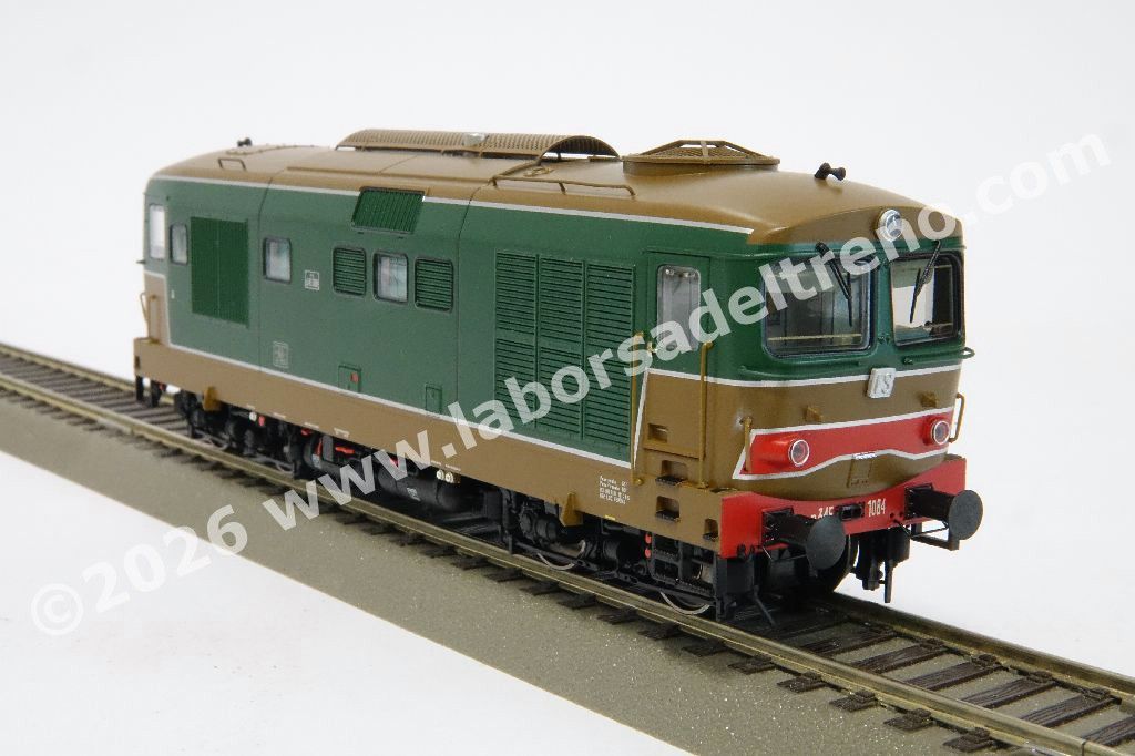 Locomotiva diesel FS D 345 1084 di 1° Serie, dep. Verona, vetri piani, livrea verde/isabella, epoca III/IV
