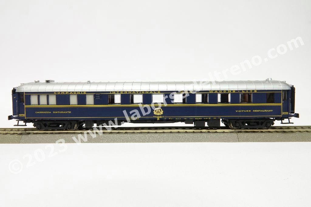 Carrozza ristorante CIWL tipo 1925R 'Pistoiesi', costruzione reggiane, affidata al parco FS, carrelli di origine PP, logo CIWL, livrea blu con tetto argento, epoca IV