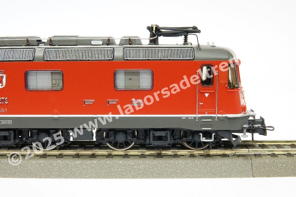 Locomotiva elettrica SBB Re 6/6 11673 'Cham', fanali rettangolari con cliamtizzatore, livrea rossa, epoca V/VI