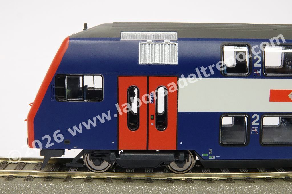 Set tre carrozze a due piani SBB S-Banh Zurich, due di 2° cl. di cui una pilota e una mista 1°/2° cl., livrea blu con porte rosse, epoca VI