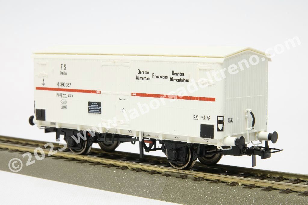 Set 3 carri refrigerati FS Italia tipo Hgb a sagoma Inglese, uno con garitta del frenatore, livrea bianca con fascia rossa, epoca III