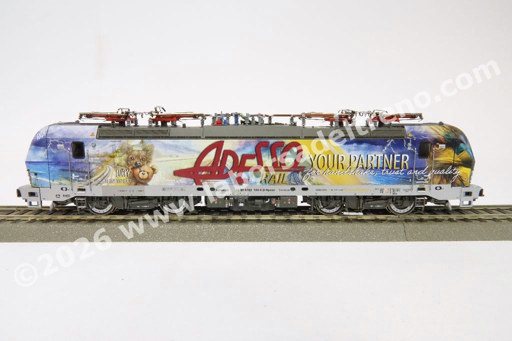 Locomotiva elettrica DB AG RailPool Br 193 128 'Vectron' con abilitazione D-A-CH-I-NL, livrea speciale 'Adesso Rail', epoca VI