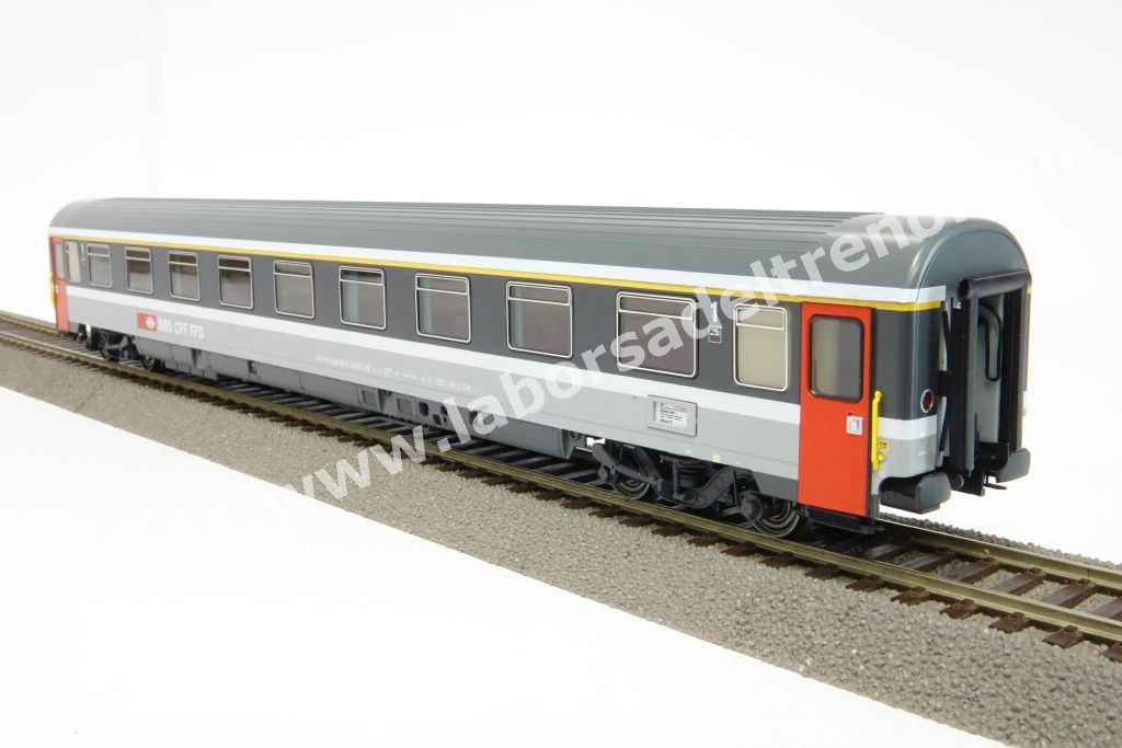 Set 1 'EC Ticino' delle SBB composto da una panoramica, una prima tipo Eurofima e due seconde tipo EC, livrea bigrigio con porte rosse, epoca V