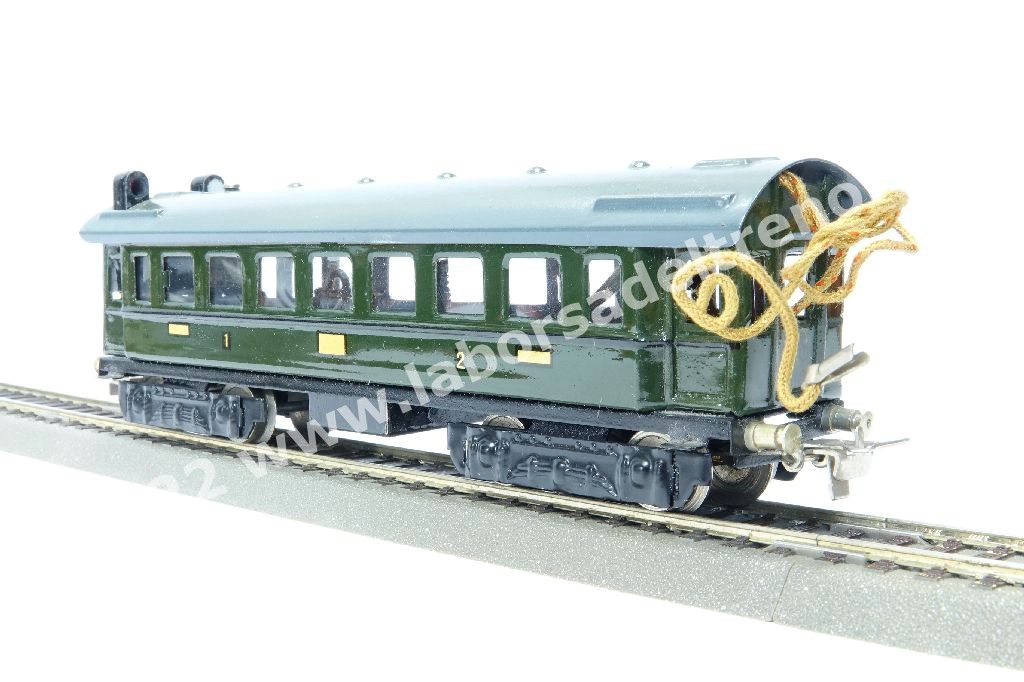 Carrozza di 1a/2a classe verde con luci coda e interne, con carrelli in lamierino, produzione 1939/1940