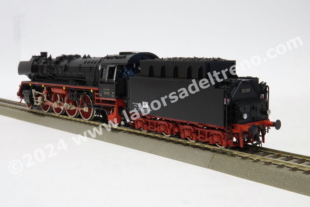 Locomotiva a vapore DR Br 22 028 Reko, tender a carbone, parafumi Witte, epoca III