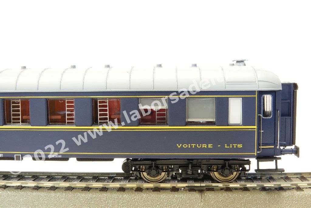 Carrozza letti FS tipo Ub, livrea blu con filetti gialli, senza logo CIWL, epoca IV