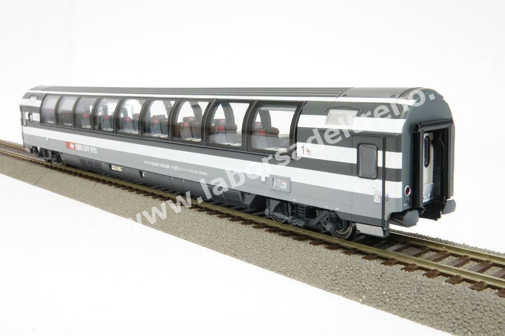 Set 1 'EC Ticino' delle SBB composto da una panoramica, una prima tipo Eurofima e due seconde tipo EC, livrea bigrigio con porte rosse, epoca V