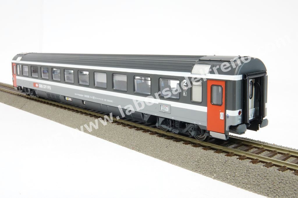 Set 1 'EC Ticino' delle SBB composto da una panoramica, una prima tipo Eurofima e due seconde tipo EC, livrea bigrigio con porte rosse, epoca V