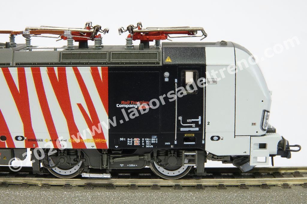 Locomotiva elettrica FS RTC (RailTractionCompany) Br 193 996, abilitata al servizio tra talia-Austria-Germania e molti paesi dell'este Europa, livrea Zebrata blu/rossa, logo RTC, epoca VI