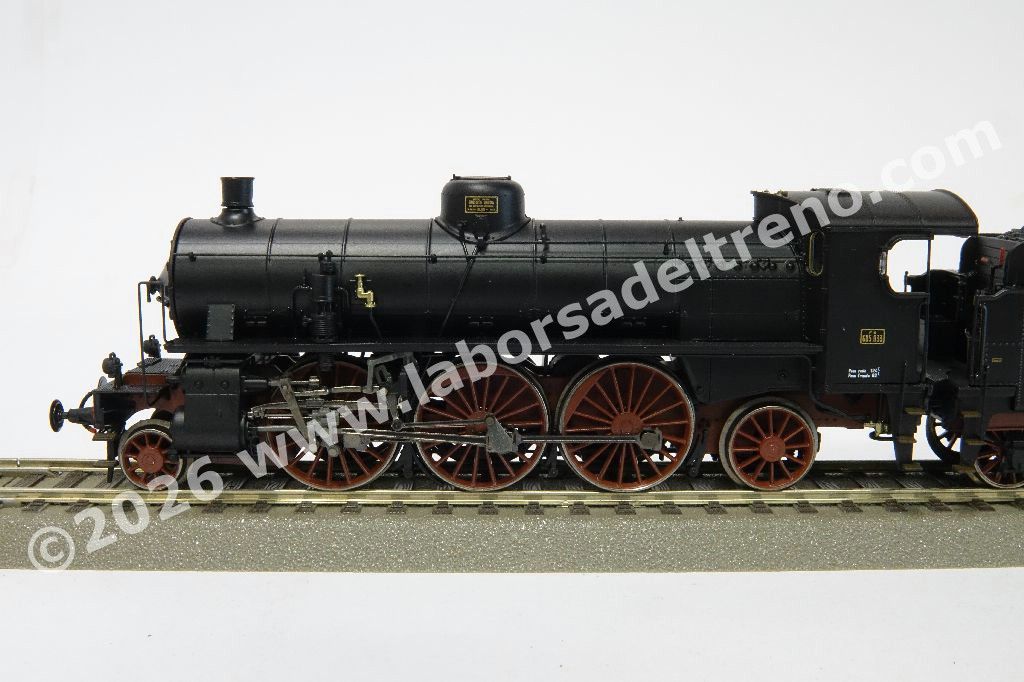 Locomotiva a vapore FS Gr 685 caldaia corta, fanali elettrici, tender a carrelli, epoca III
